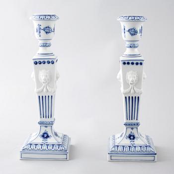 43 pieces of porcelain tableware from Royal Copenhagen, model "Musselmalet",second half of the 20th century.