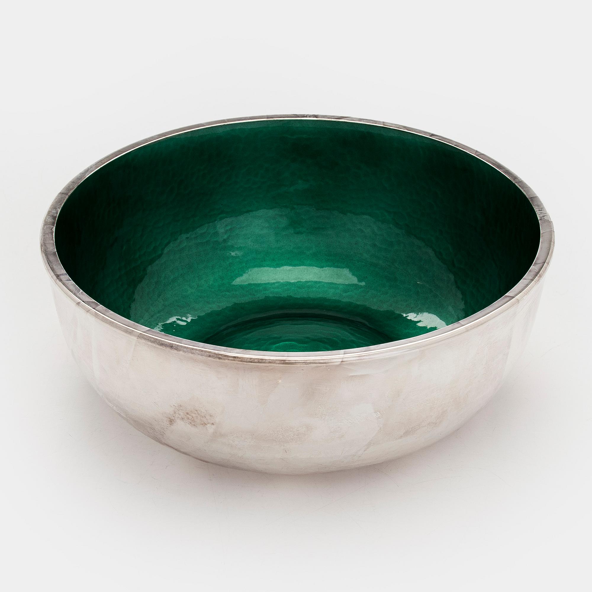 A. Tillander, skål, sterlingsilver och emalj. Helsingfors 2005.