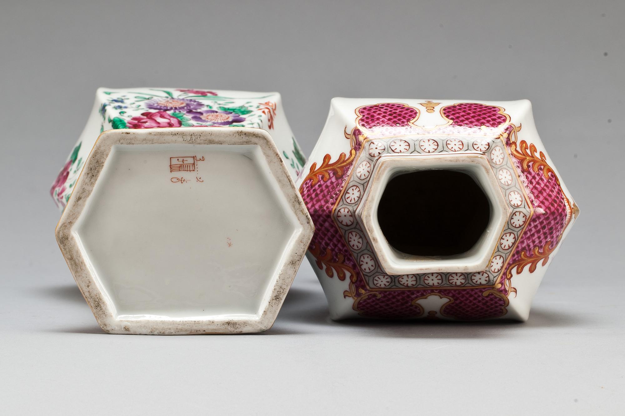 VASER, ett par, porslin, Samson, Frankrike. 1900-tal.