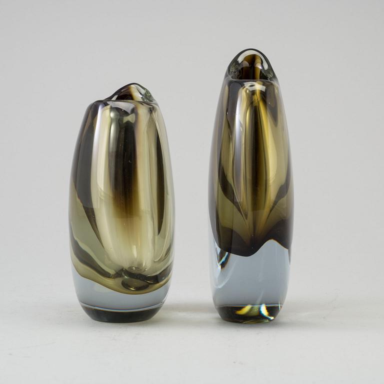 GUNNAR NYLUND, 2 glass vases, "Shark tooth", Strömbergshyttan.