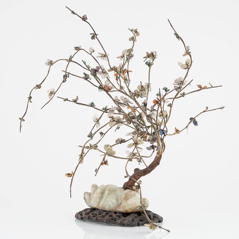 A decorative sculpture of a tree, made from nephrite, quartz, turkoise and lapis lazuli. China, 20th Century.