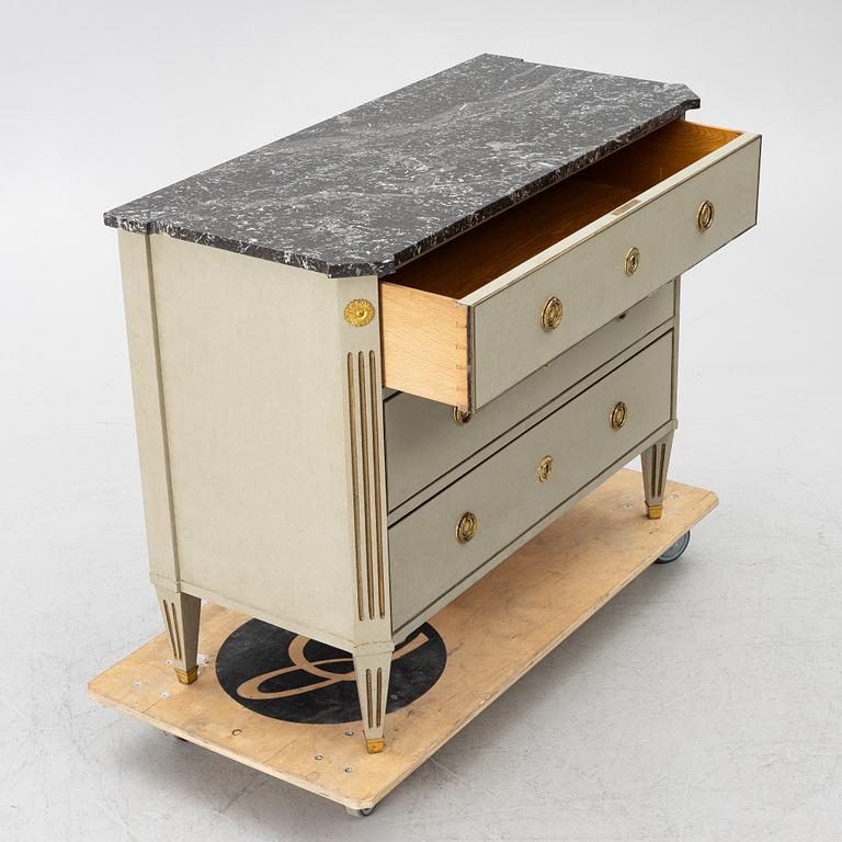 Chest of drawers, Gustavian style, first half of the 20th century.