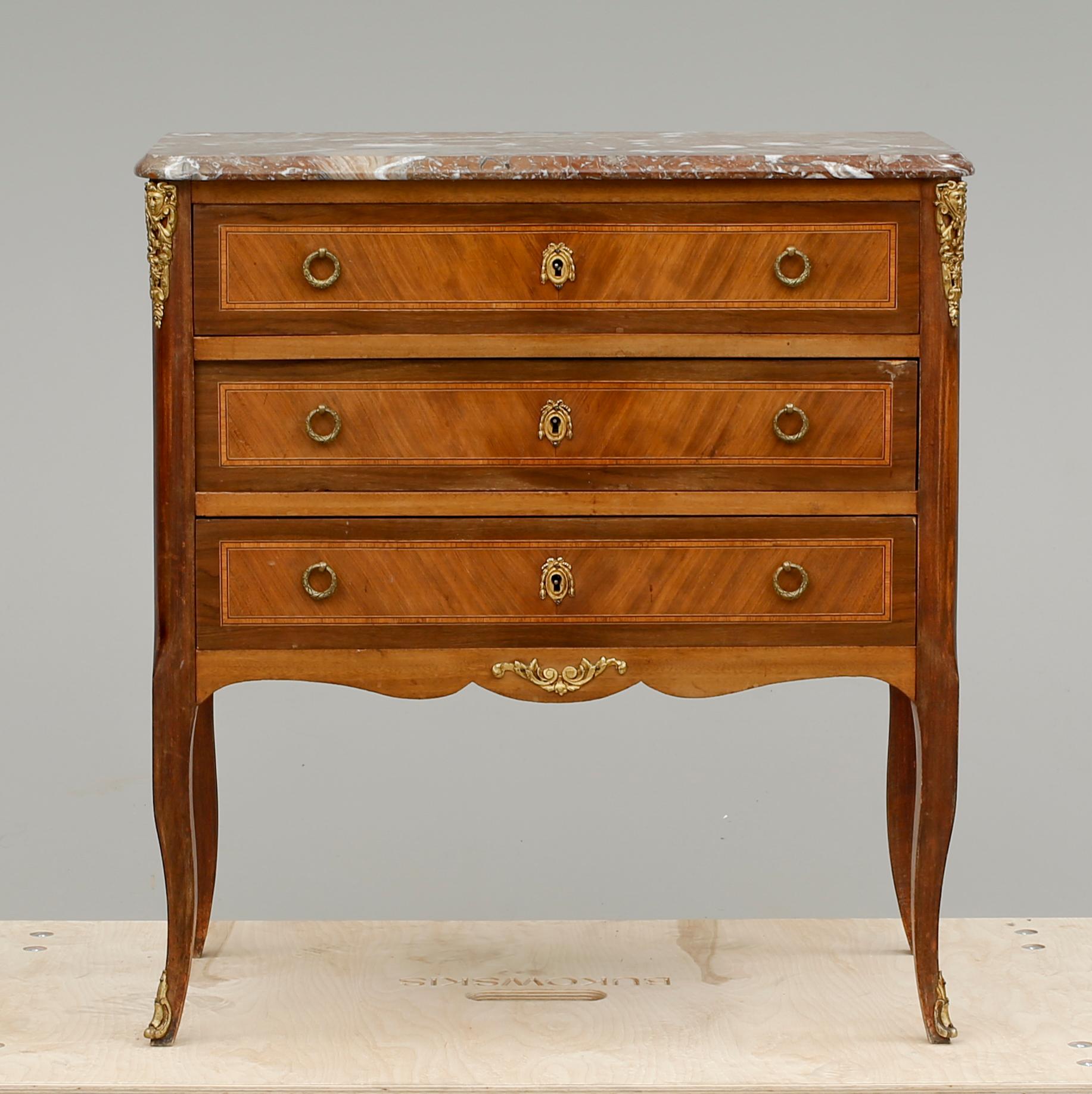 BYRÅ, gustaviansk stil, 1900-talets första hälft.