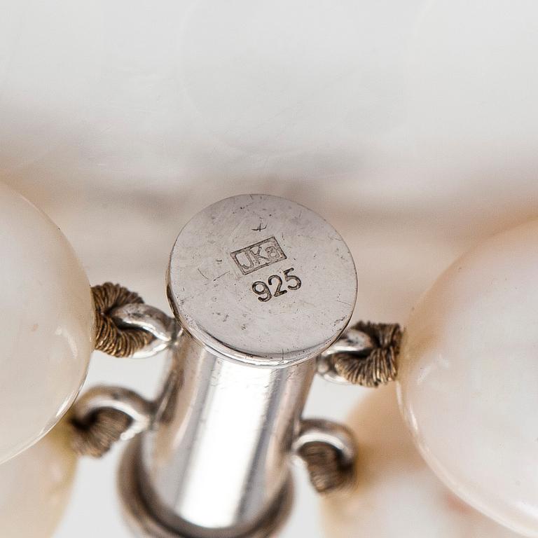 Helminauha, sterlinghopeaa, makeanvedenhelmiä ja timantteja.