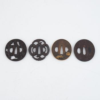 Tsuba, fyra stycken i kiri-box, järn och brons, 1700- och 1800-tal.