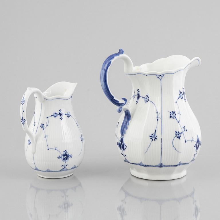Kannor, två stycken, porslin, Royal Copenhagen, "Musselmalet", modell 157 och 427, 1893-1923.