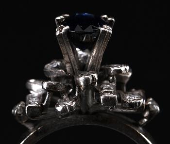 RING, 18k vitguld med briljantslipade diamanter och safir.