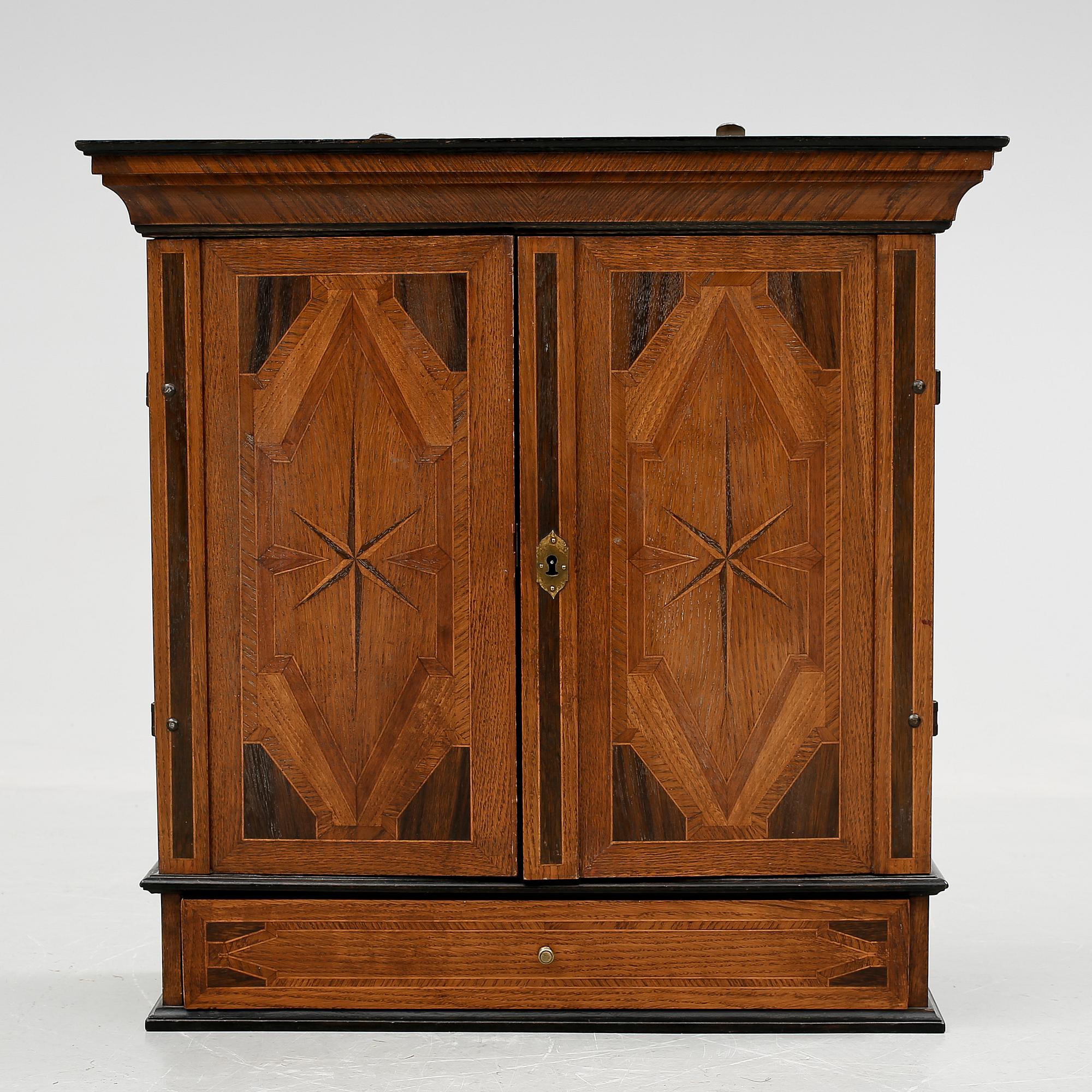 HÄNGSKÅP, senbarock, 1700-tal.