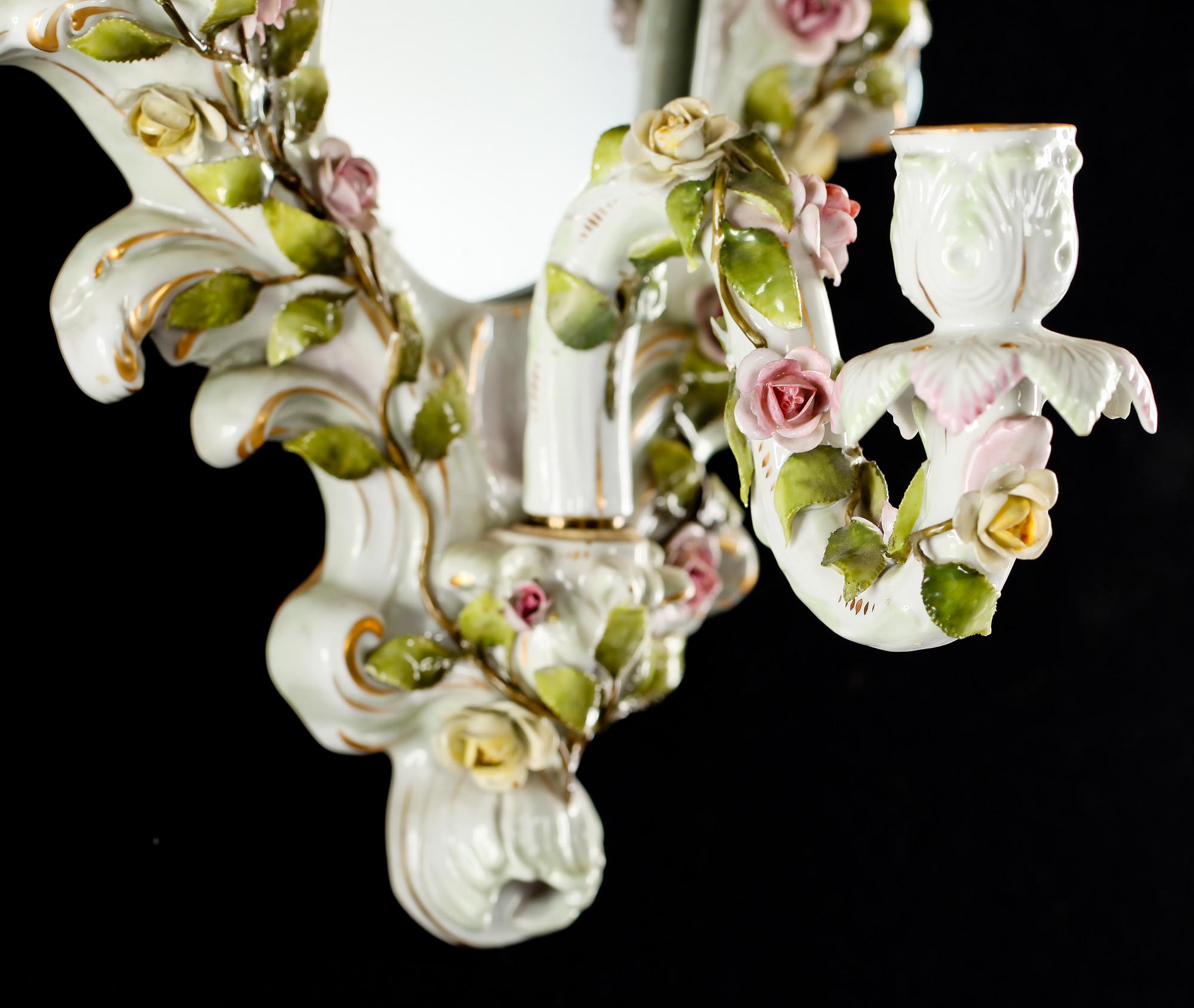 VÄGGLYSTRAR, ett par, porslin, omkring 1900-talets mitt.