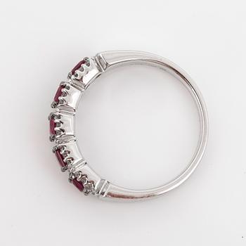 RING, 18 k vitguld, rubiner tot 0.87 ct, diamanter tot 0.24 ct.