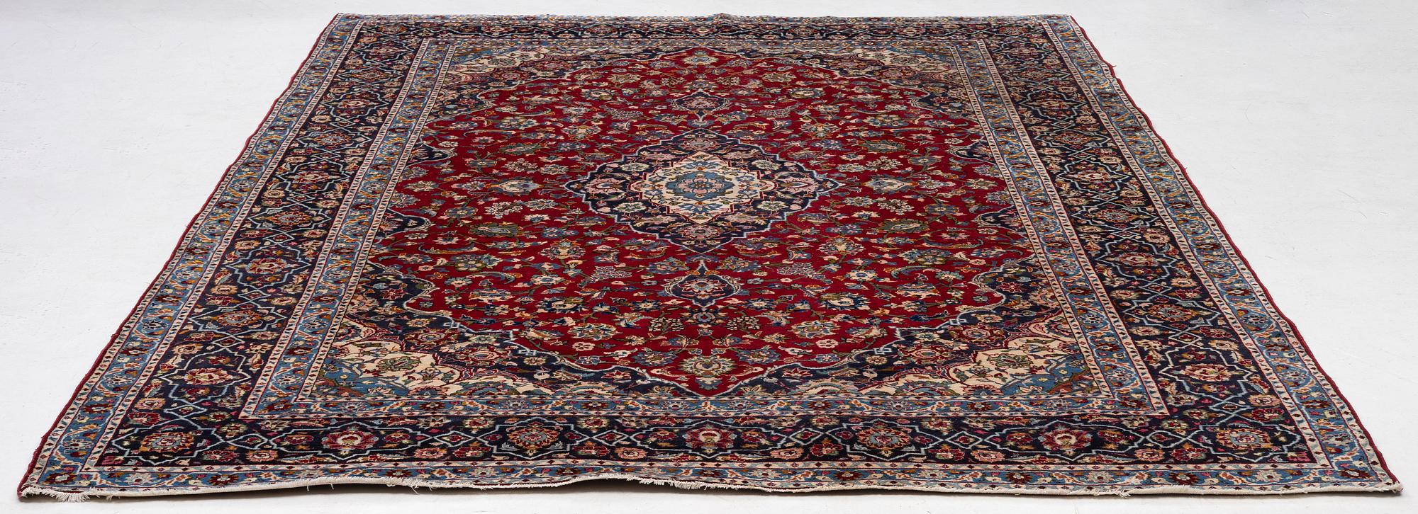 An oriental carpet, a. 419 x 295 cm.