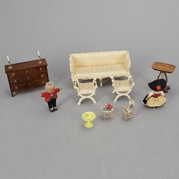 DOCKSKÅPSMÖBLER, 18 delar + tillbehör, Nolbyn, värmländskt hantverk, 1950-tal.