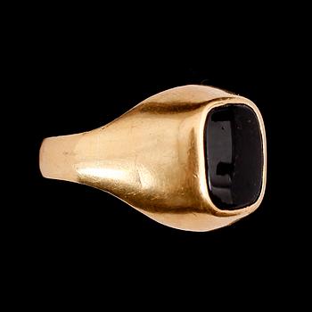 RING, 18 k guld. Total vikt 8 g.
