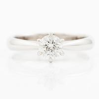 Ring 18K vitguld med briljantslipad diamant, medföljande IGI report.