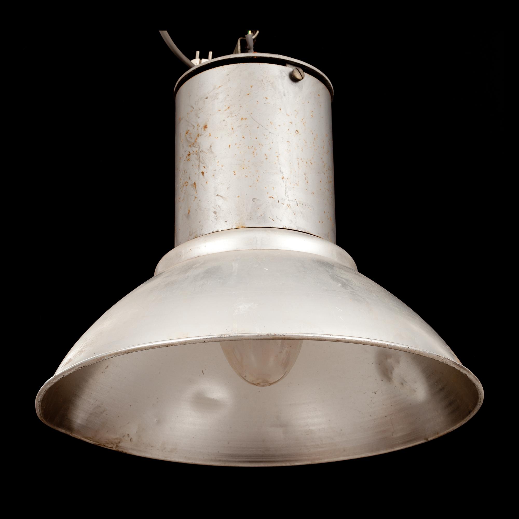 TAKLAMPA, industri. 1900-talets andra hälft.