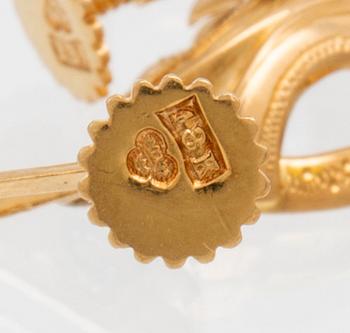 A pair of 18C gold earrings around 1900 weight 3,0 grams length 5 cm.