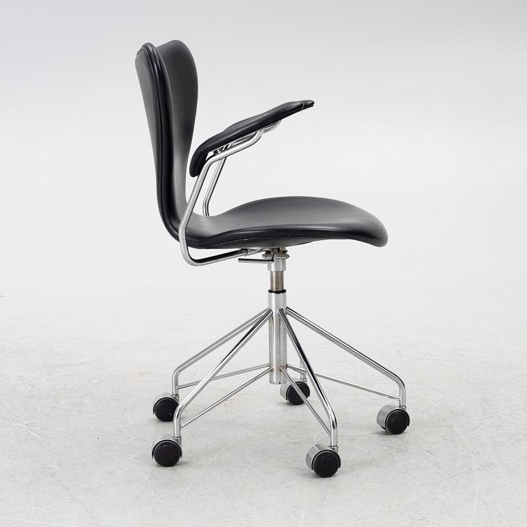 Arne Jacobsen, office swivel chair, '3217', Republic of Fritz Hansen.