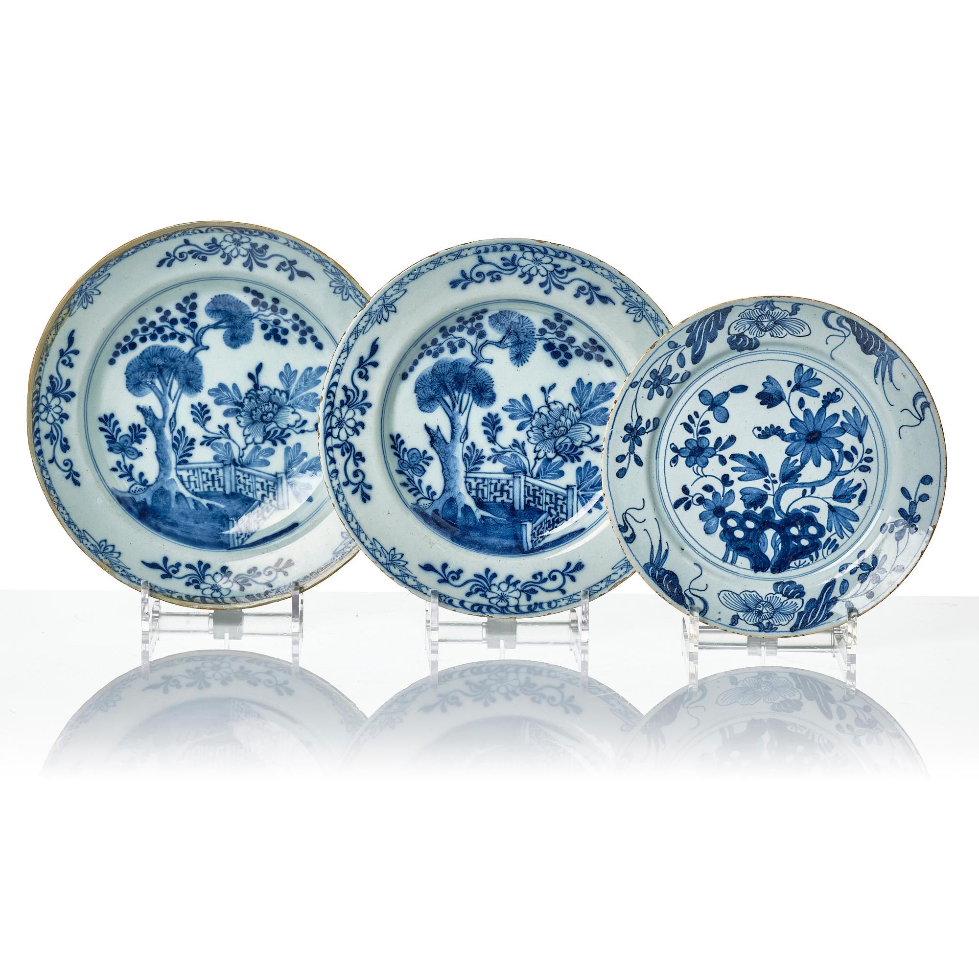 Tallrikar, tre stycken, fajans. Holland, 1700-tal.