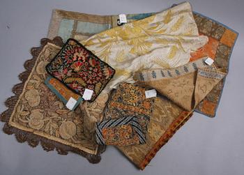 PARTI TEXTILER, ca 19 delar, 1700/1800/1900-tal.