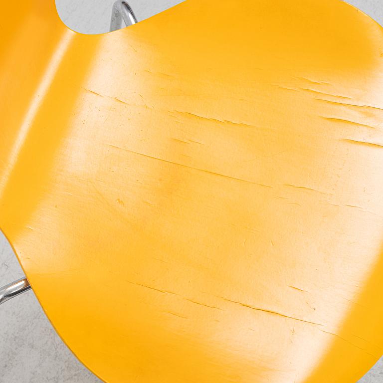 Arne Jacobsen, stolar, 5 st, "Sjuan", Fritz Hansen, Danmark, daterade 1976.