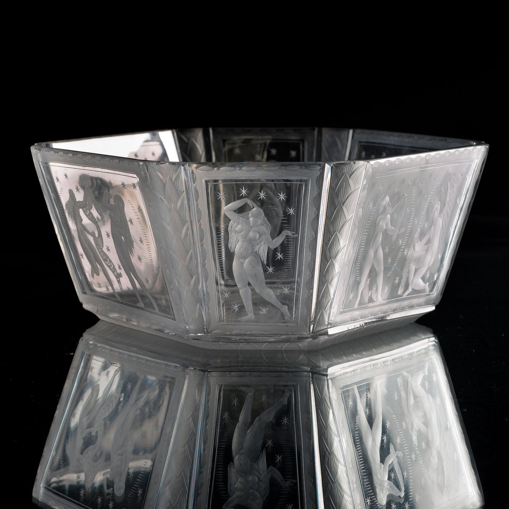 A Simon Gate 'Swedish Grace' engraved glass bowl, Orrefos 1921.