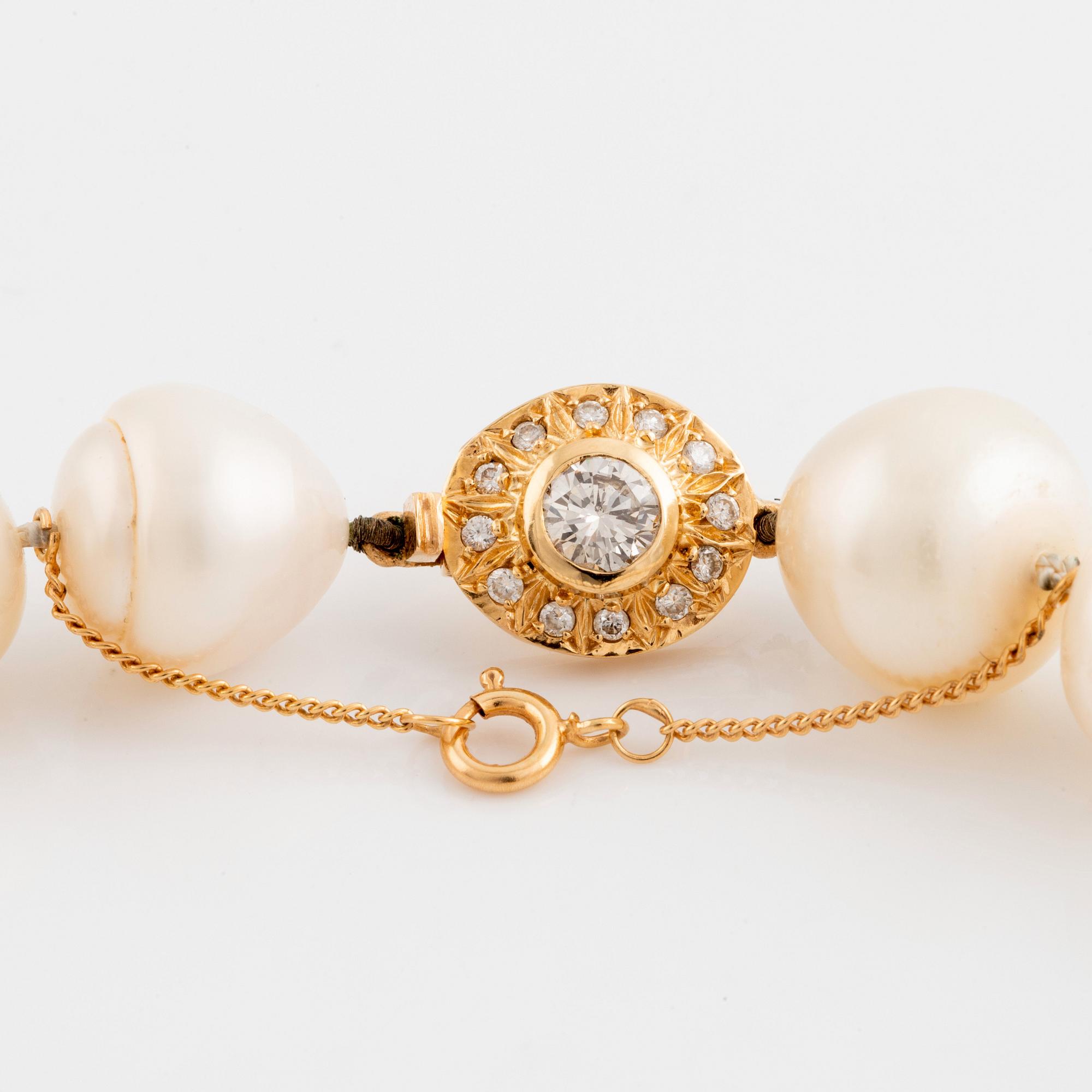 Collier, med odlade Söderhavspärlor, lås 18K guld med briljantslipade diamanter.