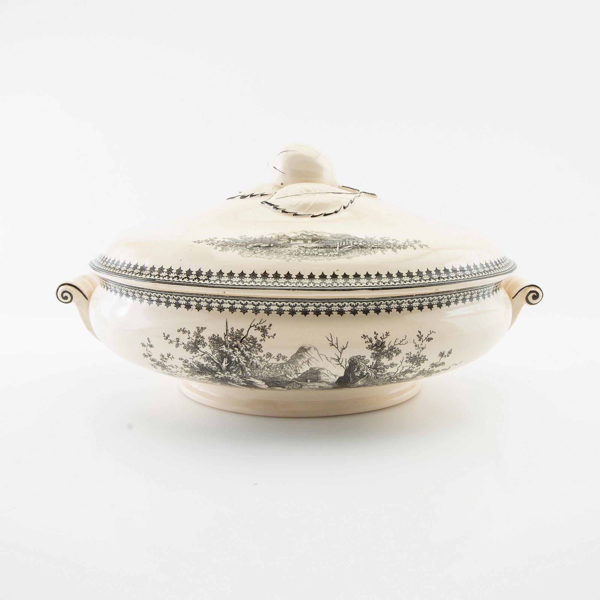 Service 44 dlr, "Old Abbey Ware Alpina" Villeroy & Boch Mettlach Saar Basin circa 1900 stoneware.