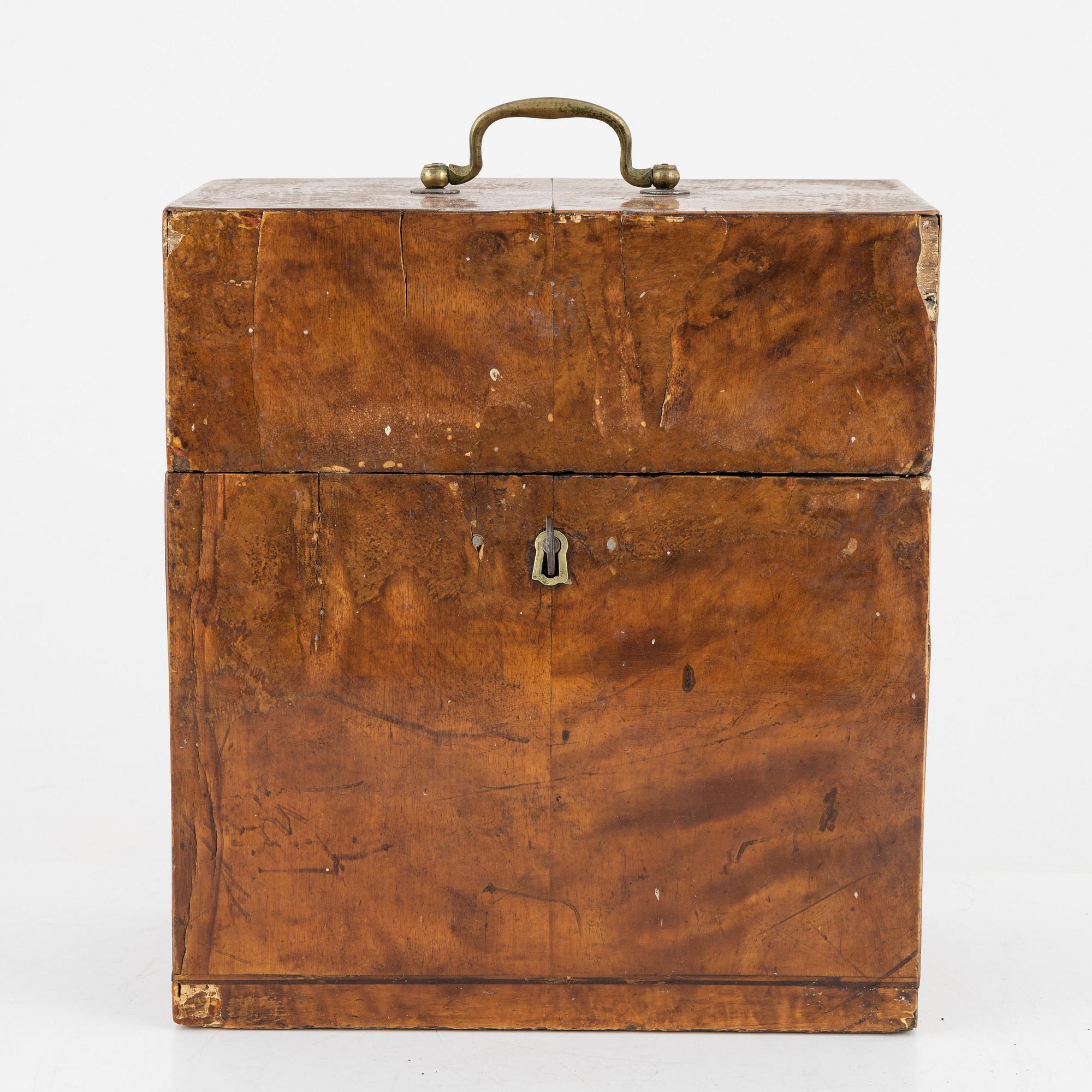 Schatull med pluntor och glas, 1800-tal.
