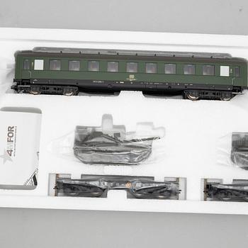 Märklin, engines and traincars, scale H0, in boxes.