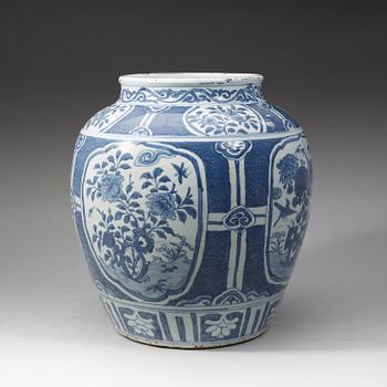 URNA, porslin. Mingdynastin, Wanli (1572-1620).
