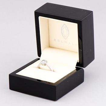 A RING, brilliant cut diamond, platinum. Kulmala, Helsinki 2016.
