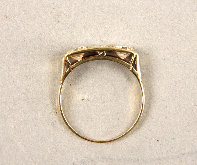 RING, 18 K guld med 3 gammalslipade briljanter.