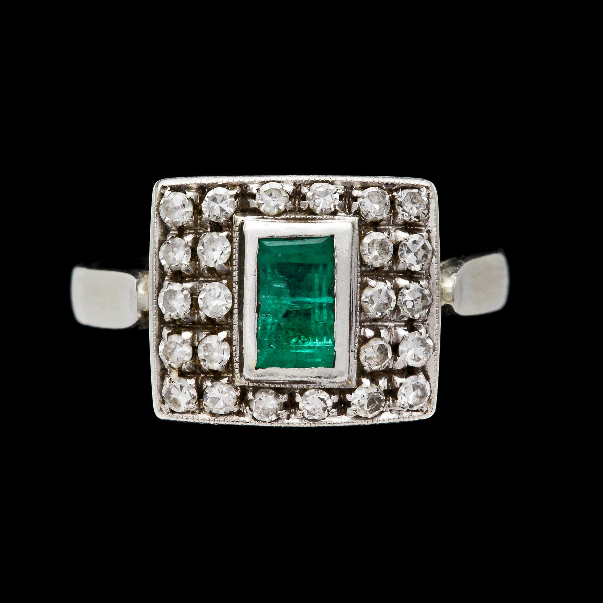 RING, 18k vitguld med smaragder och små diamanter.