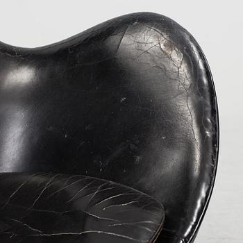 A Danish Arne Jacobsen "Ägget" armchair for Fritz Hansen.