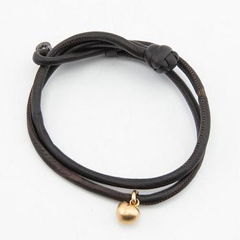 Ole Lynggaard, bracelet in leather with charm in 18k gold, "Sweet drops".
