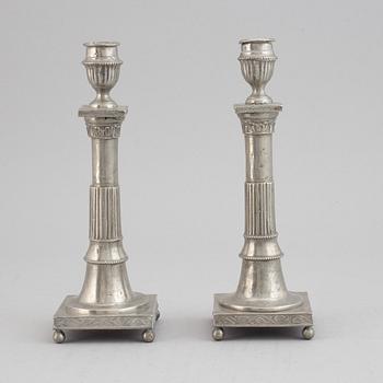 A pair of pewter candlesticks, first half of the 19th century.
