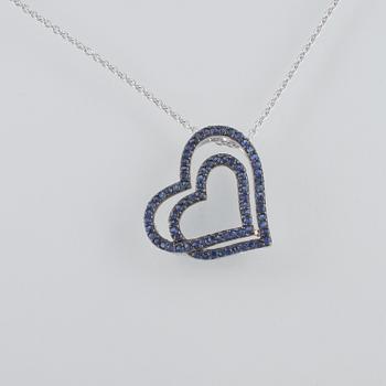 HÄNGE, 18K vitguld med fasettslipade blå safirer ca 1.42 ct. Vikt 7,5 gram.