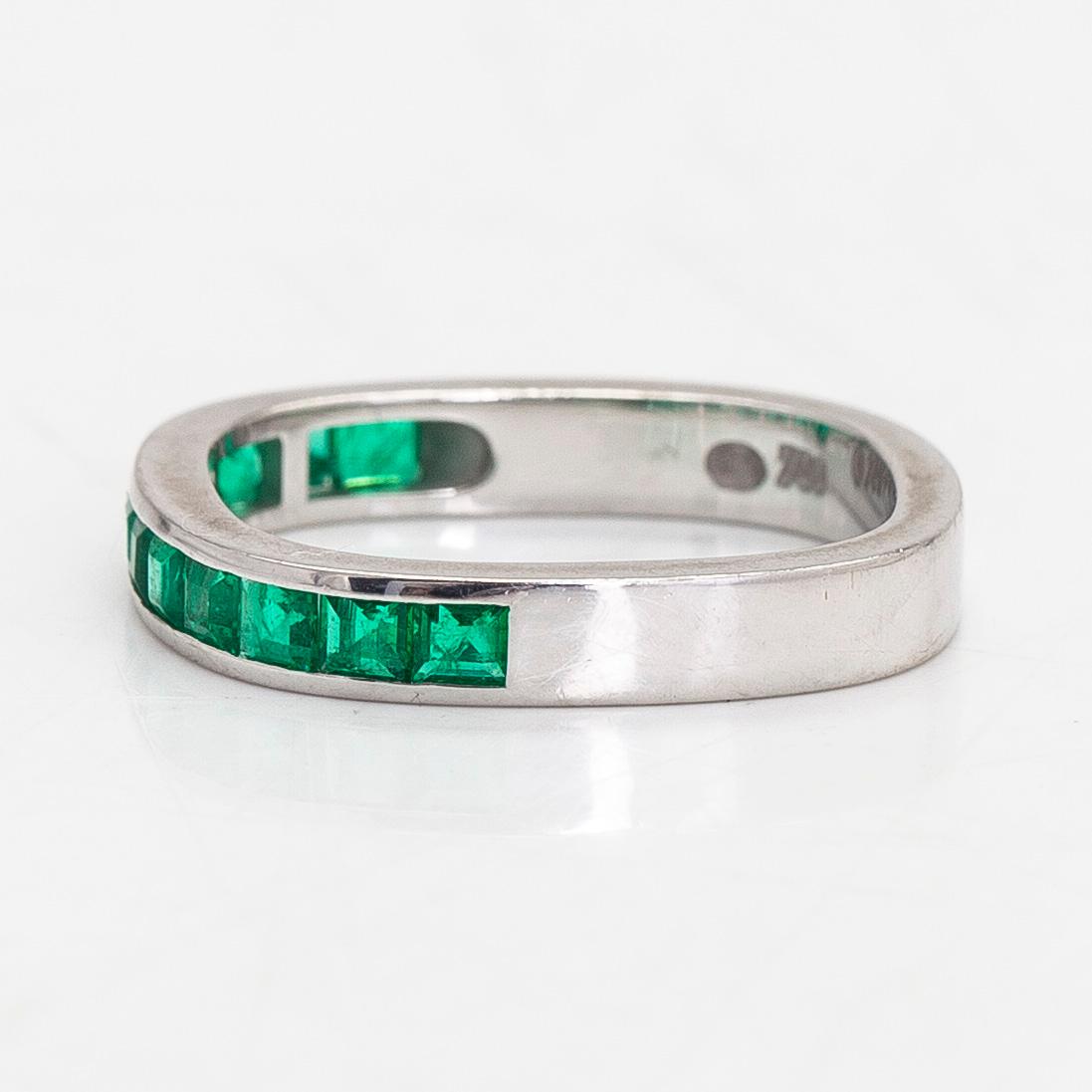 Ring, alliansring, 18K vitguld med carréslipade smaragder, Schweiz.