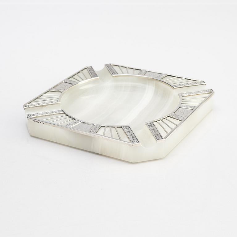 A silver and agate ashtray, W.A. Bolin, Stockholm 1917.