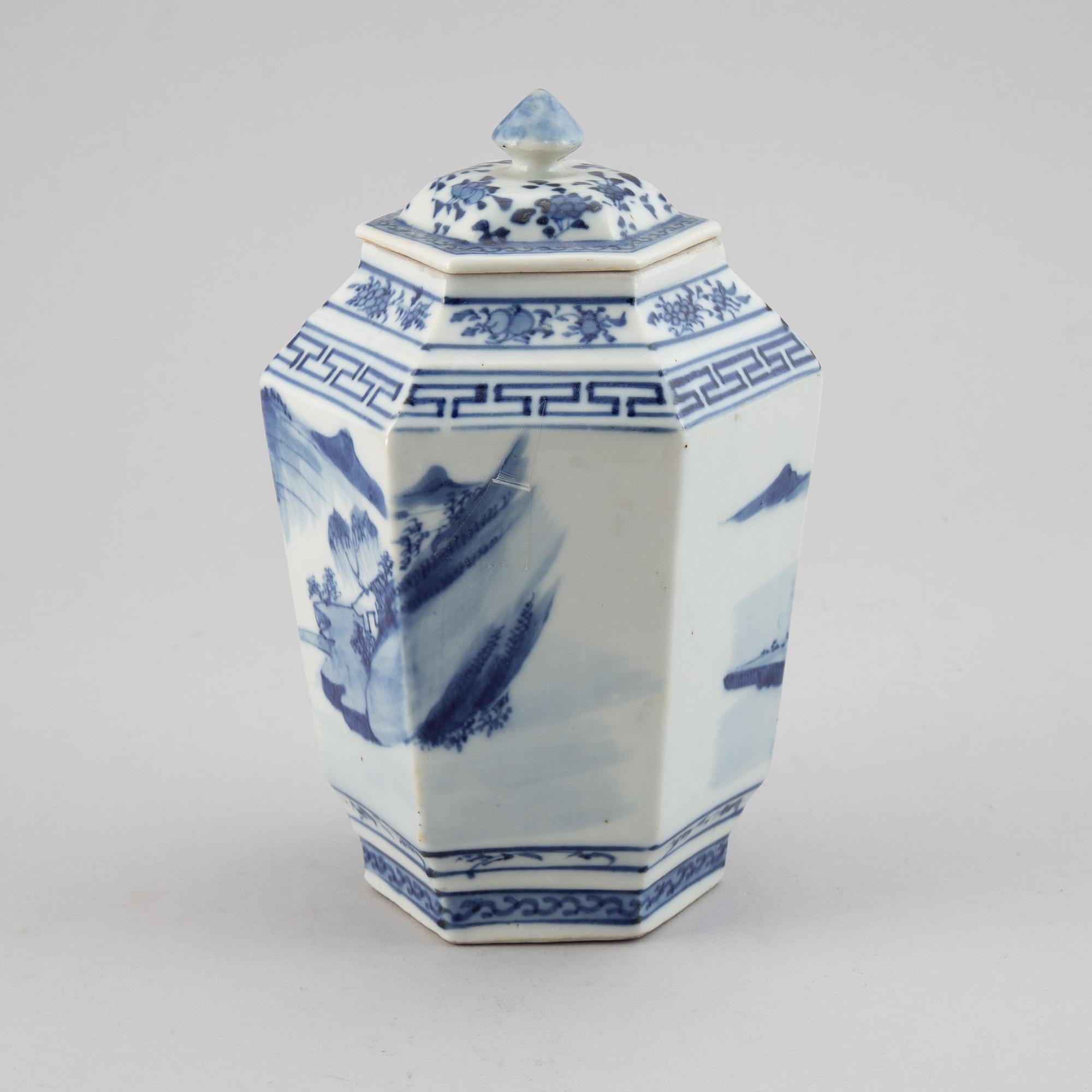 A blue and white hexagonal vase with cover, Qing dynasty, Guangxu (1872-1908).
