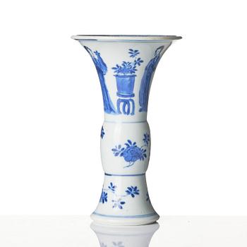 Two blue and white 'lange lisen' vases and a ewer, Qing dynasty, Kangxi (1662-1722).