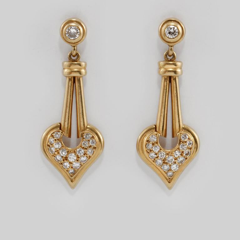 ÖRHÄNGEN, 18K guld med briljantslipade diamanter ca 0.40 ct. Vikt 9,9 gram.