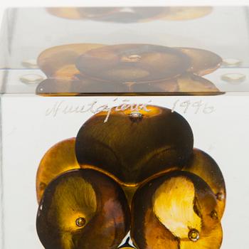 OIVA TOIKKA,  An annual glass cube, signed Oiva Toikka Nuutajärvi 1996 and numbered 528/2000.