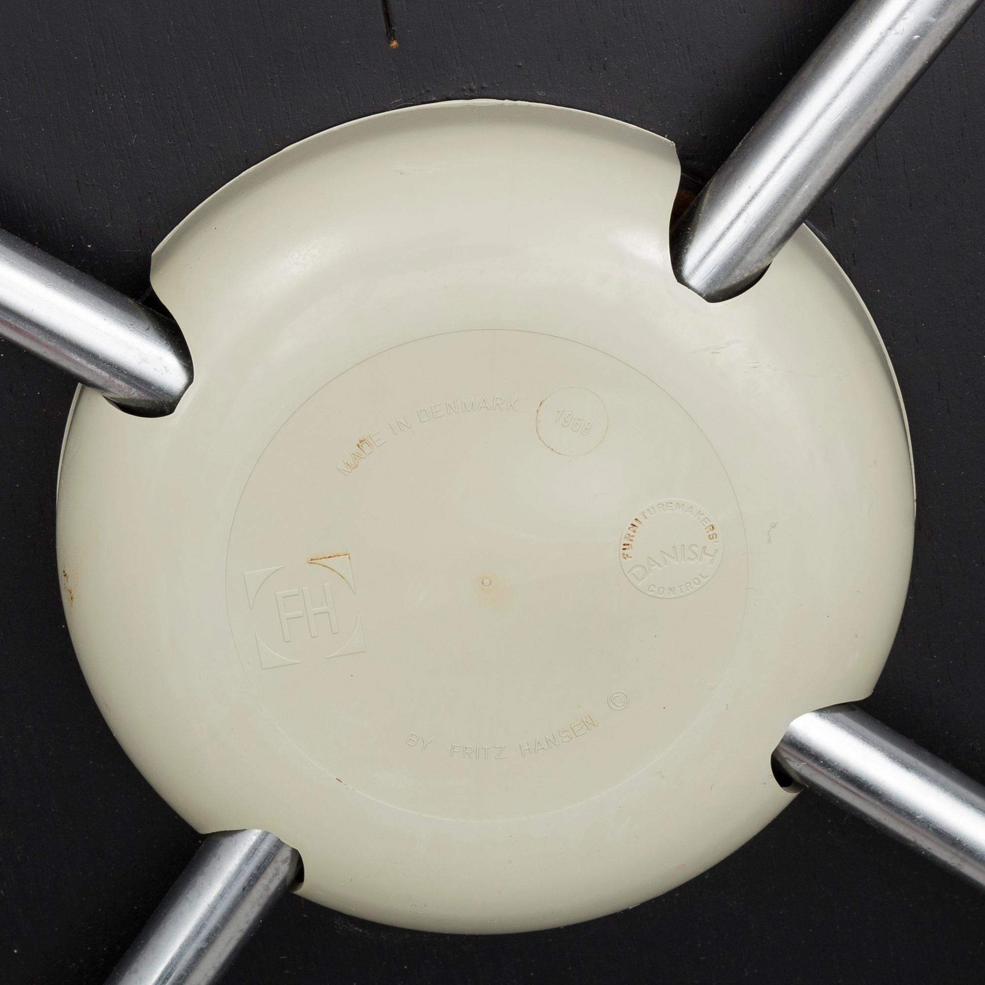 A pair of "Sjuan" chairs by Arne Jacobsen, 1968.