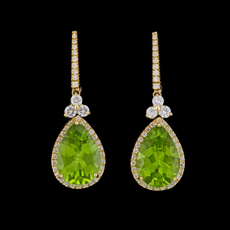 ÖRHÄNGEN, droppslipade peridoter, 7.34 ct med briljantslipade diamanter, tot. 0.78 ct.