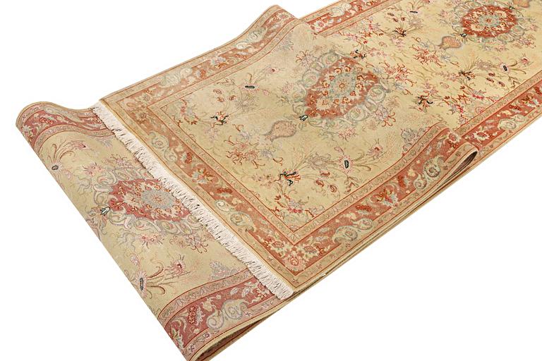 A Tabriz carpet, part silk, 50 raj, a. 508 x 85 cm.