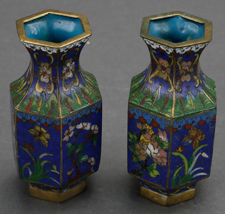 VASER, ett par, Cloisonné, Kina, omkring år 1900.