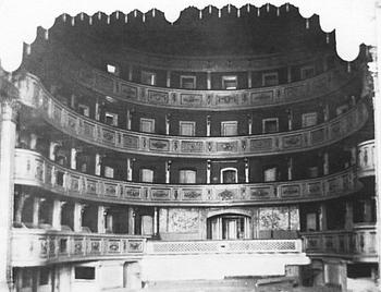 LÄKTARLAMPETTER,  för ett ljus, ett par, från Gustav III:s opera (1782-1892), utförda på 1800-talet.