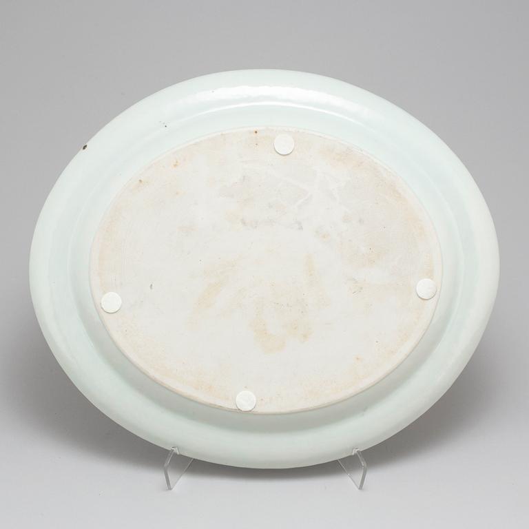 A large 'Fitzhugh pattern' export porcelain serving dish, Qing dynasty, Jiaqing (1796-1820).