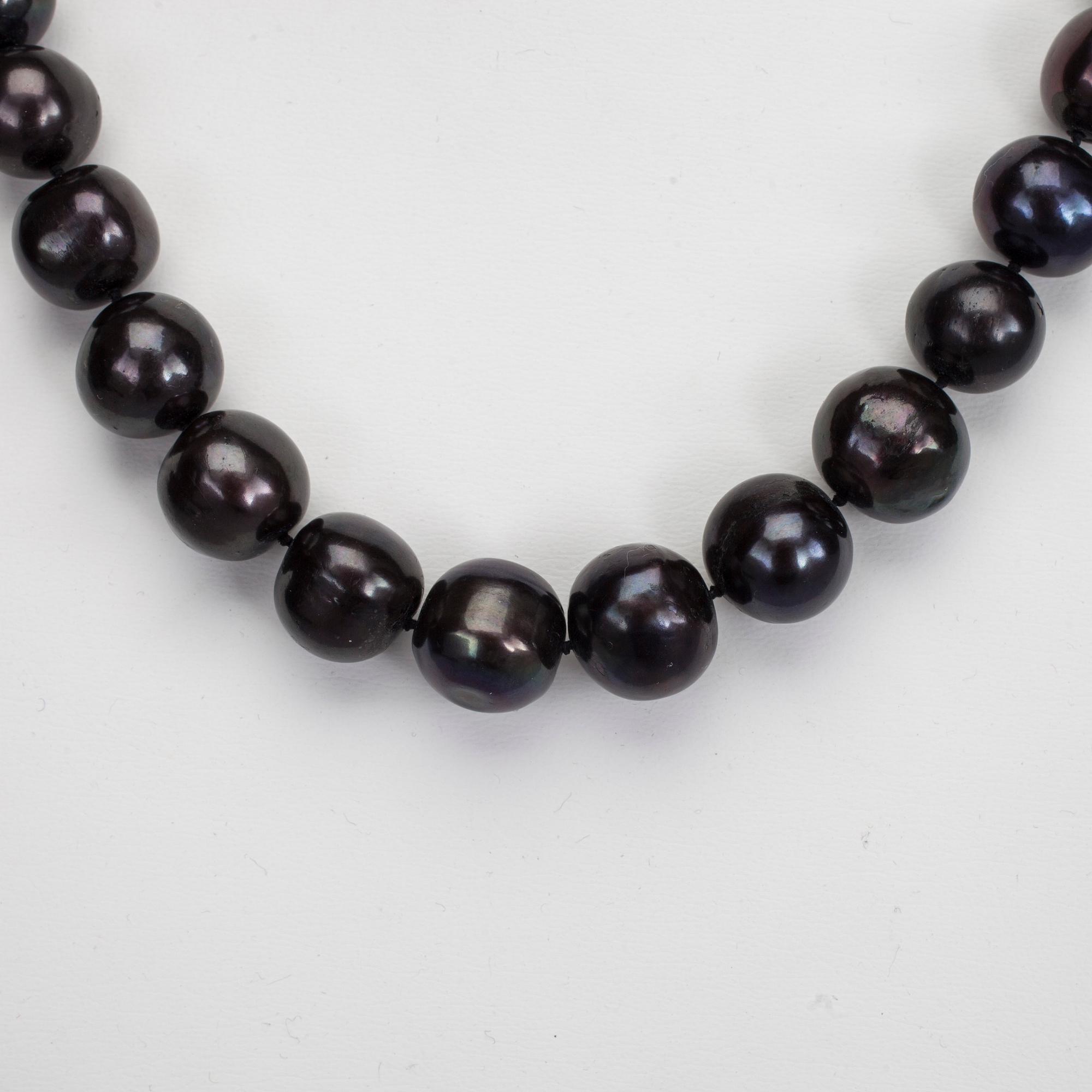 PÄRLCOLLIER, odlade lila/grön tonade pärlor, 14K guldlås med emaljdekor. Sekelskiftet 1900/2000-tal.